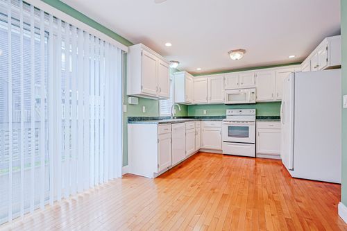 11 Valley West Way, Manchester, NH, 03102-3696 | Card Image