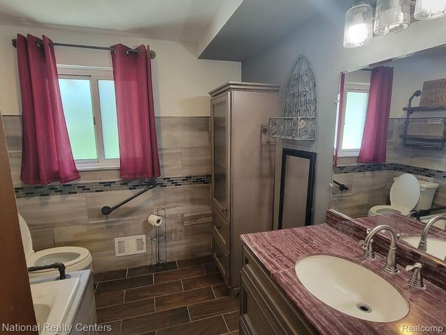 25 Bath 1-4.jpg | Image 20