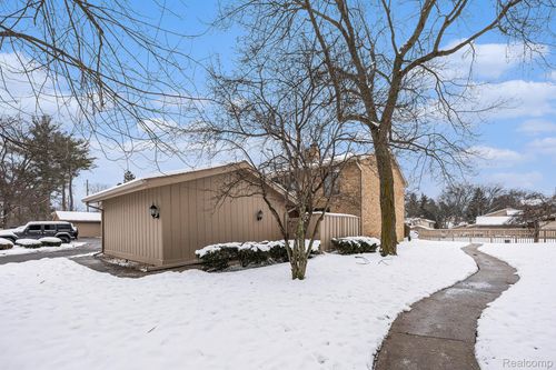 7411 Pebble Pt, West Bloomfield, MI, 48322-3517 | Card Image