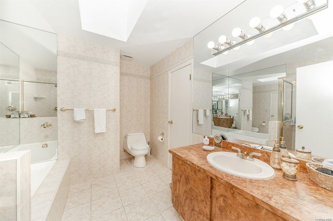 93 - 93 Southgate Cir, Condo with 3 bedrooms, 2 bathrooms and null parking in Massapequa Park NY | Image 11