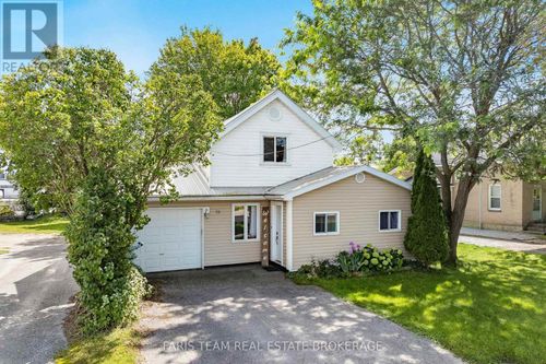18 Poyntz St, Penetanguishene, ON, L9M1M4 | Card Image