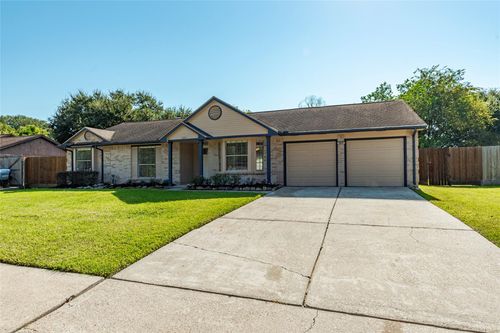 1304 Piney Woods Dr, Friendswood, TX, 77546-5226 | Card Image
