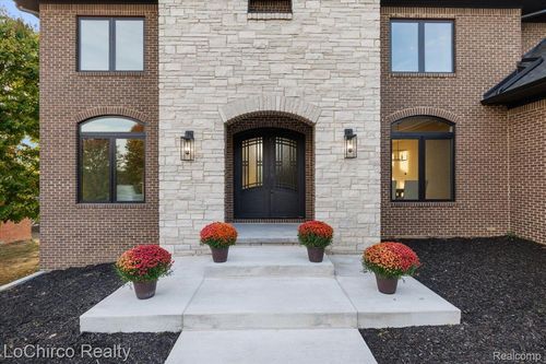 674 Springview Dr, Rochester, MI, 48307-6071 | Card Image