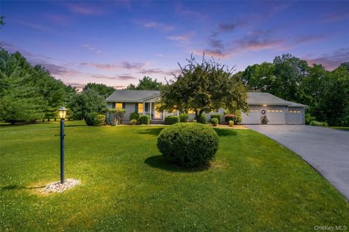 18 Maureen Ln, Middletown, NY, 10940-7406 | Card Image
