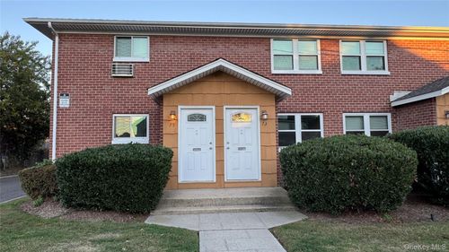 75 Lincoln Ave, Sayville, NY, 11782-2701 | Card Image