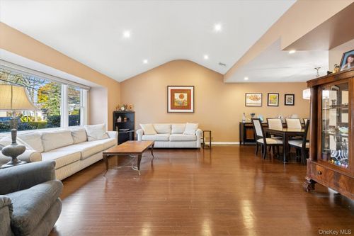 686 Tanwood Dr, West Hempstead, NY, 11552-3234 | Card Image