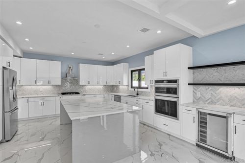 557 Knoll Court, Hempstead, NY, 11783 | Card Image