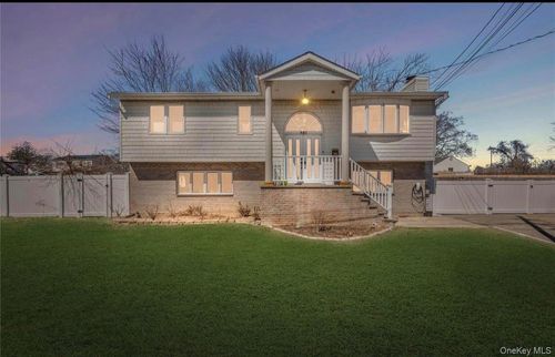 321 Sherbrooke Rd, Lindenhurst, NY, 11757-1730 | Card Image
