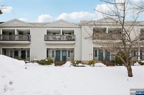 25 Willow Wood Sq, East Rutherford, NJ, 07073-1224 | Card Image