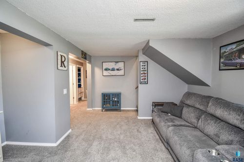 2101 S Fox Trl Trail, Sioux Falls, SD, 57103-6330 | Card Image