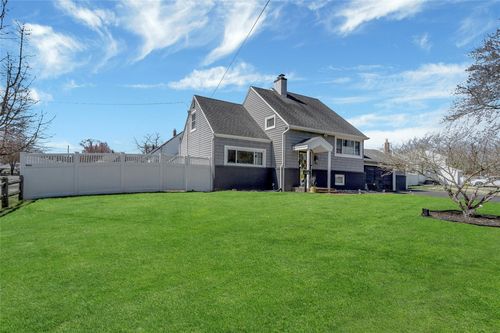 1 Oaktree Ln, Huntington Station, NY, 11746-4013 | Card Image