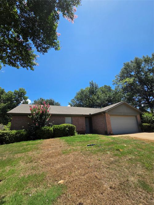 6101 Cool Springs Dr, Arlington, TX, 76001-5008 | Card Image