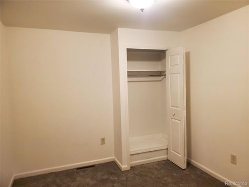 1110 Myrtle Ave, Waterford, MI, 48328-3834 | Card Image