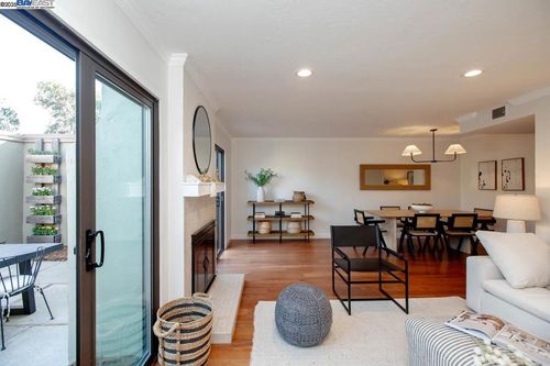 1117 Camino Del Valle, Alameda, CA, 94502-6807 | Card Image