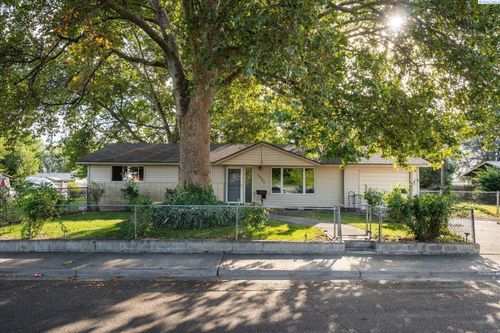 1903 S Dayton Pl, Kennewick, WA, 99337-4834 | Card Image
