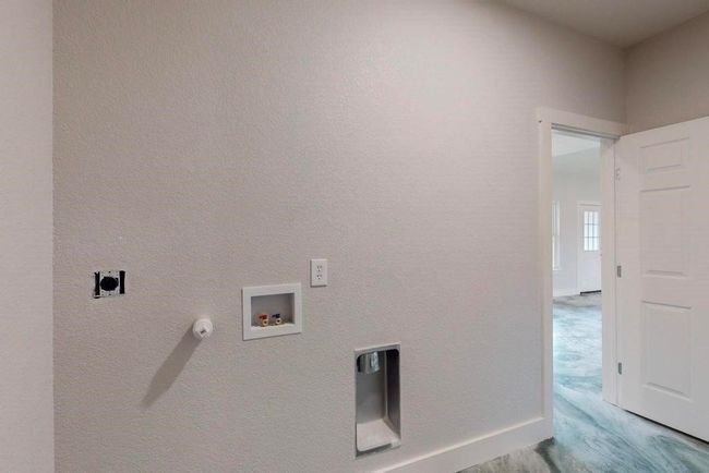 Washroom featuring baseboards, electric dryer hookup, hookup for a gas dryer, washer hookup, and laundry area | Image 27