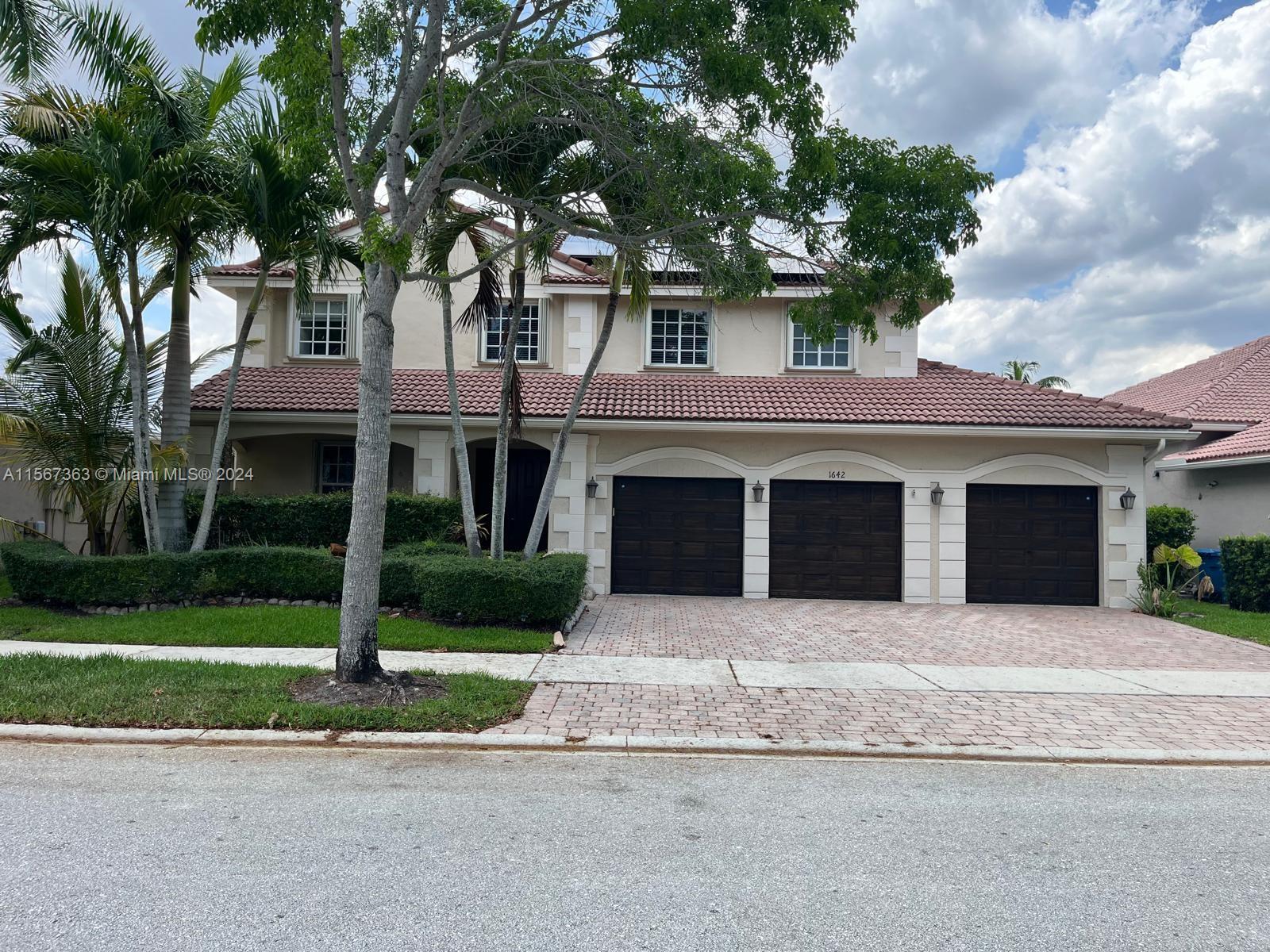 Blue Jay Cir, Weston, FL 33327
