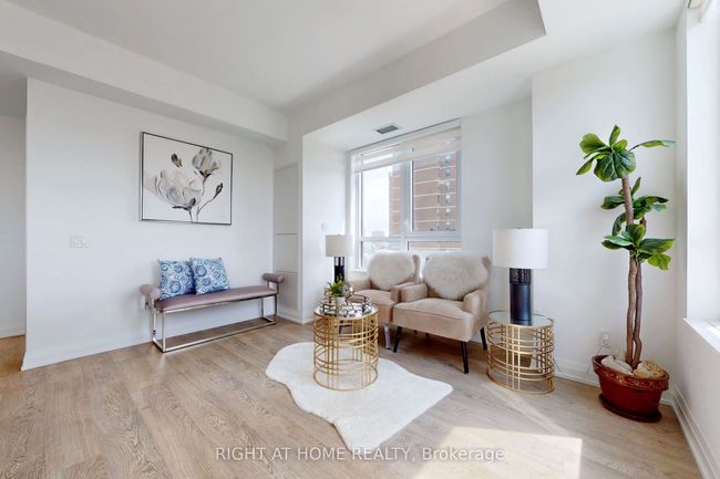 1012 - 286 Main St, Condo with 2 bedrooms, 2 bathrooms and null parking in Toronto ON | Image 4