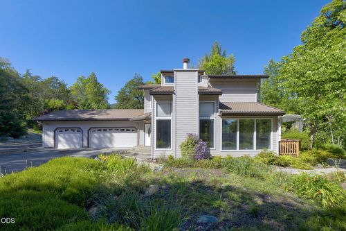 235 Glenoak Ln, Grants Pass, OR, 97526-3679 | Card Image