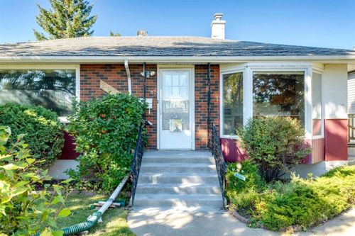 3915 73 St Nw, Calgary, AB, T3B2L8 | Card Image