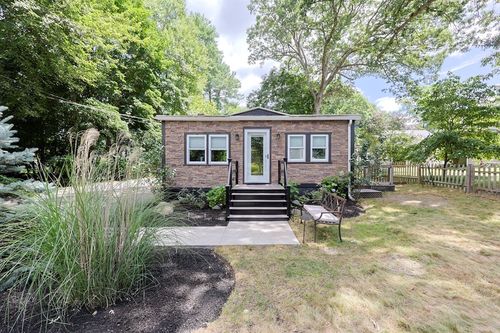 3 Wamesit St, Medway, MA, 02053-1227 | Card Image