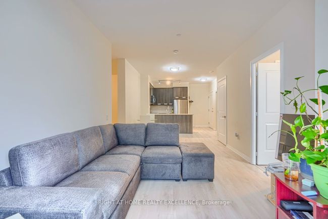 201 - 65 Watergarden Dr, Condo with 3 bedrooms, 2 bathrooms and 1 parking in Mississauga ON | Image 5
