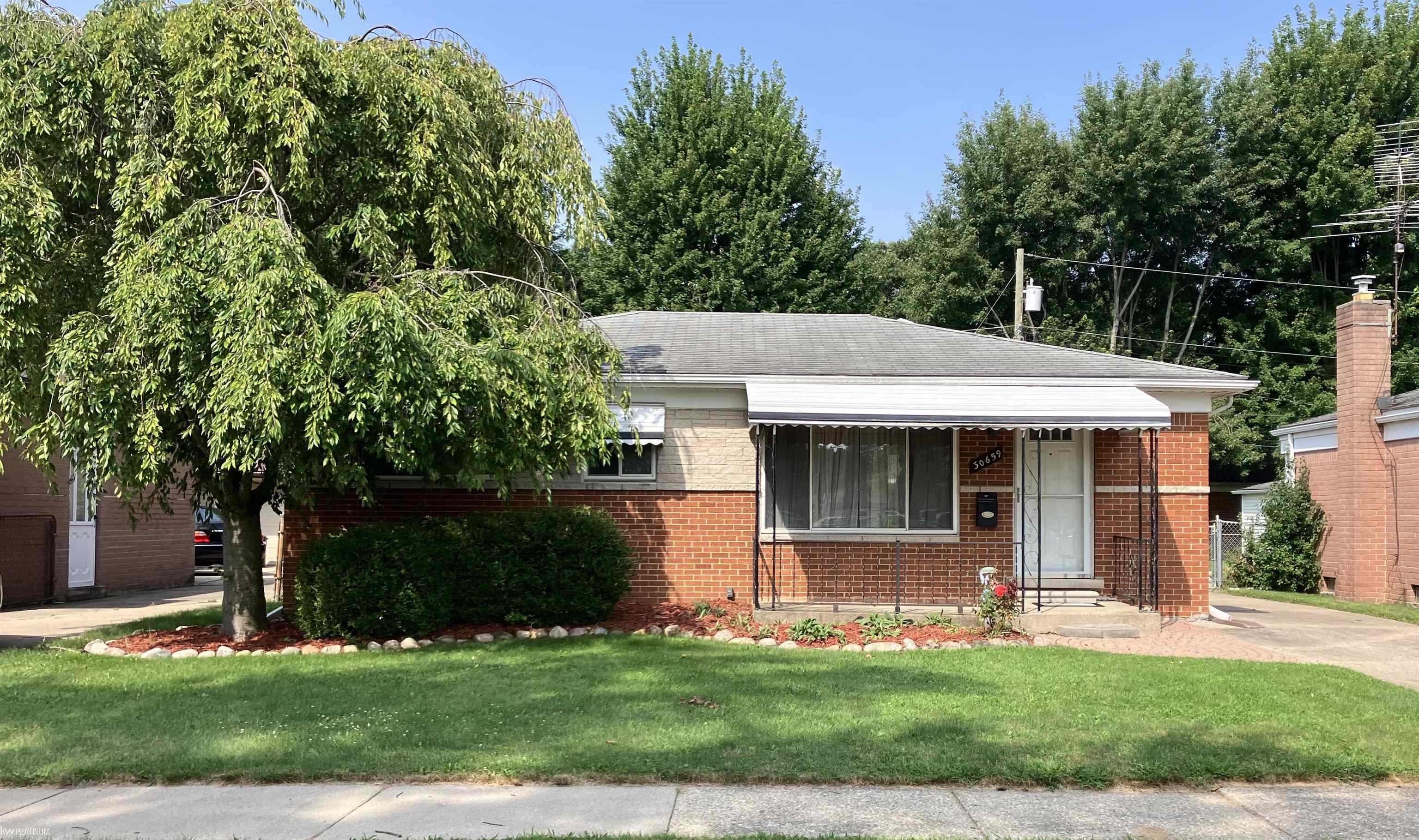 Mayflower St, Roseville, MI 48066