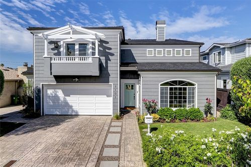 2101 Lynngrove Dr, Manhattan Beach, CA, 90266-4124 | Card Image