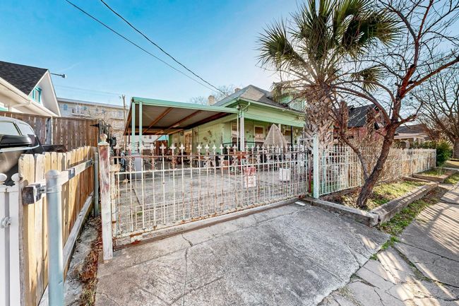 View of gate with fence | Image 11