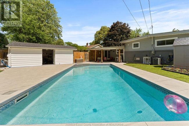 1568 St Gabriel Crt, Home with 3 bedrooms, 2 bathrooms and null parking in Windsor ON | Image 37