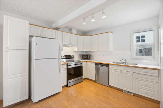 30 - 200 Hidden Hills Terrace Nw, Home with 2 bedrooms, 1 bathrooms and 2 parking in Calgary AB | Image 11
