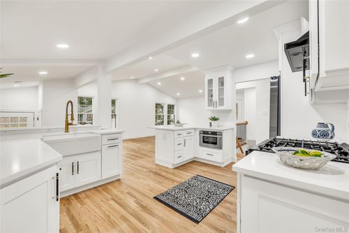 253 Versa Pl, Sayville, NY, 11782-2135 | Card Image