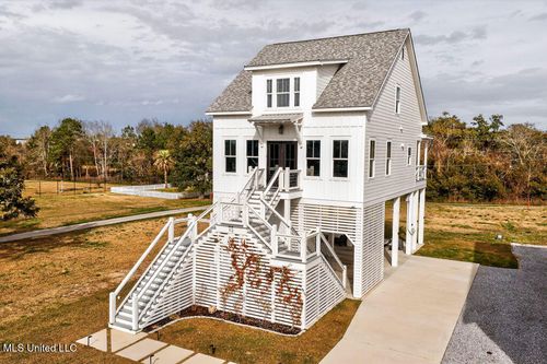 112 Cedar Ave, Pass Christian, MS, 39571-3506 | Card Image