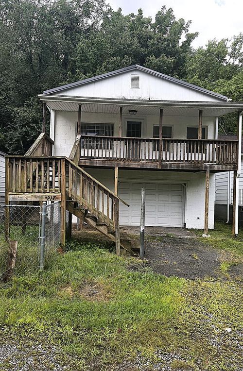 217 Upshur St, Bluefield, WV, 24701-2063 | Card Image