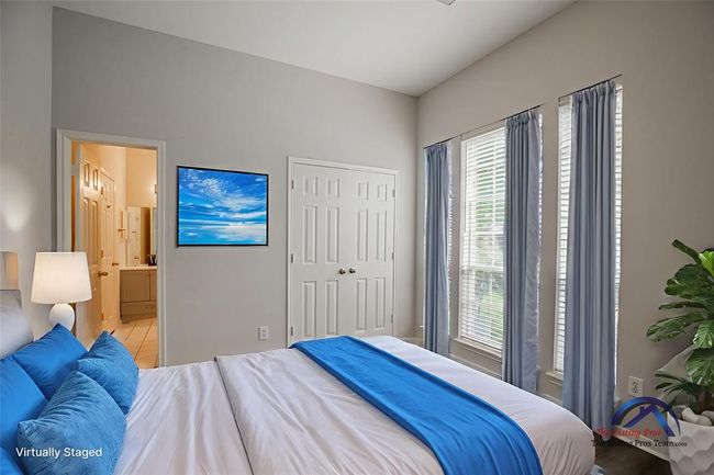 2nd bedroom - Bright room with large windows and laminate flooring. (Virtual staged) | Image 31
