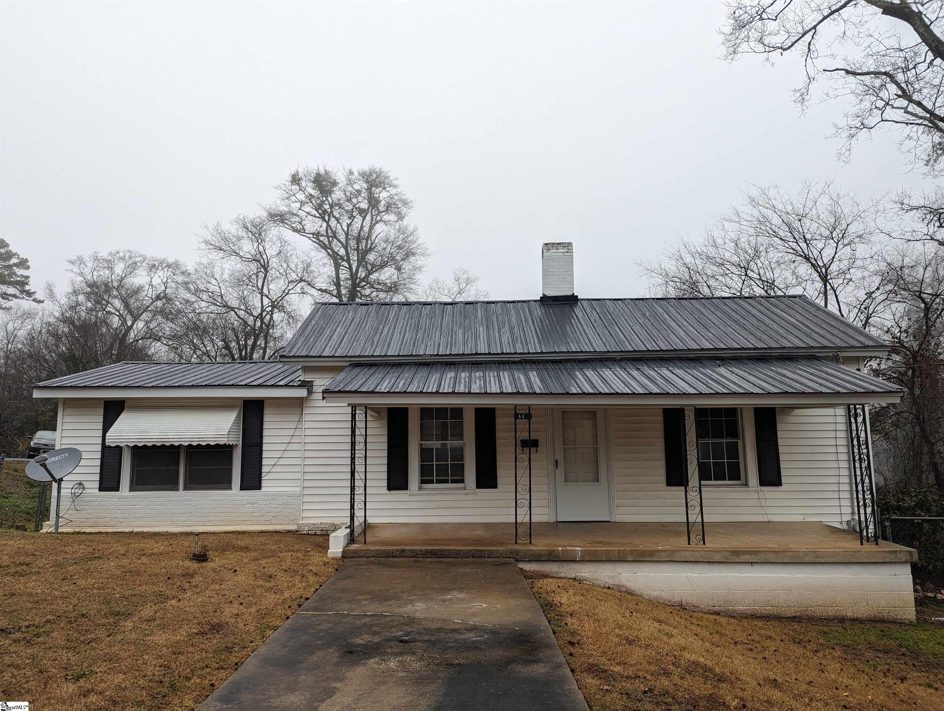 Fairview Ave, Ware Shoals, SC 29692