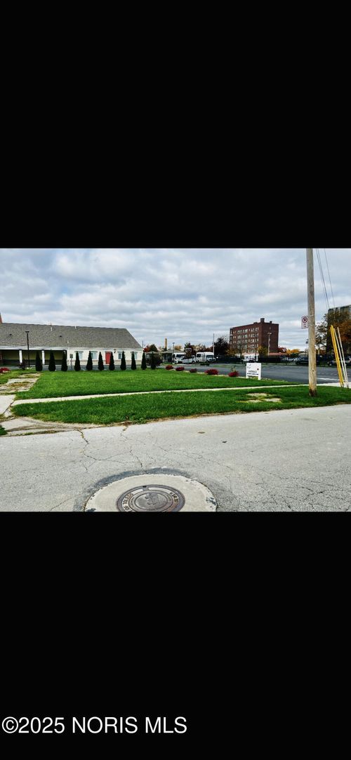 2015 Putnam St, Toledo, OH, 43620-1817 | Card Image