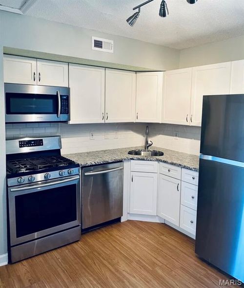 9053 Wrenwood Ln, Saint Louis, MO, 63144-1601 | Card Image