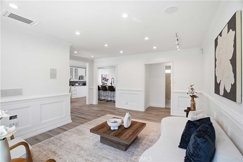 17721 Burbank, Encino, CA, 91316 | Card Image