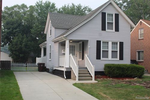 1552 Brys Dr, Grosse Pointe Woods, MI, 48236-1008 | Card Image