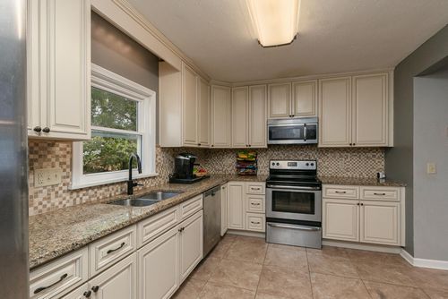 1810 S Thelma Ave, Springfield, MO, 65807-2451 | Card Image
