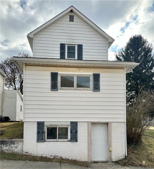 15 N Mill St, New Salem, PA, 15468-1102 | Card Image