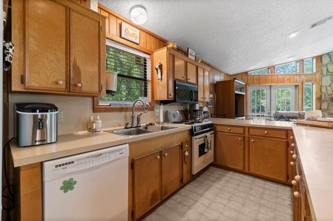 31 N Lakeview Dr, House other with 4 bedrooms, 2 bathrooms and 2 parking in Pointblank TX | Image 11