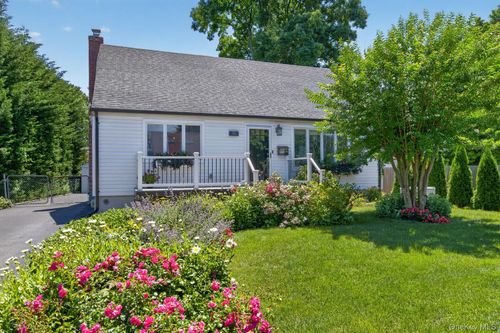 38 Oakwood St, Greenlawn, NY, 11740-1422 | Card Image