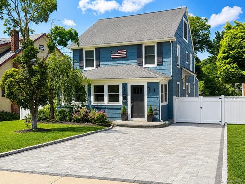 182 School St, Oyster Bay, NY, 11771-3521 | Card Image