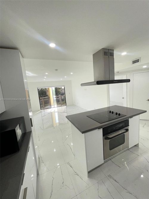 apt-427-8290 Lake Dr, Doral, FL, 33166-4675 | Card Image