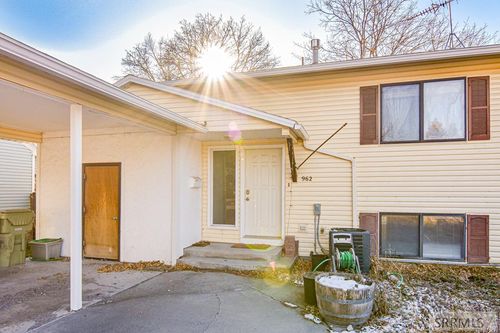 962 11th St, Idaho Falls, ID, 83404-5057 | Card Image