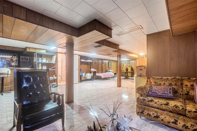 Fin bsmt w/ tiled floor, bar area | Image 29
