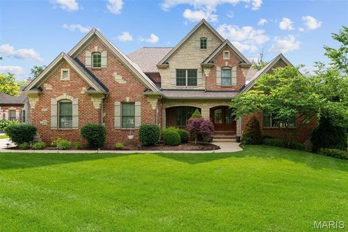 2 Romany Park Ln, Olivette, MO, 63132-4211 | Card Image