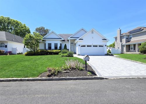 12 Laurel Ln, Holtsville, NY, 11742-2563 | Card Image